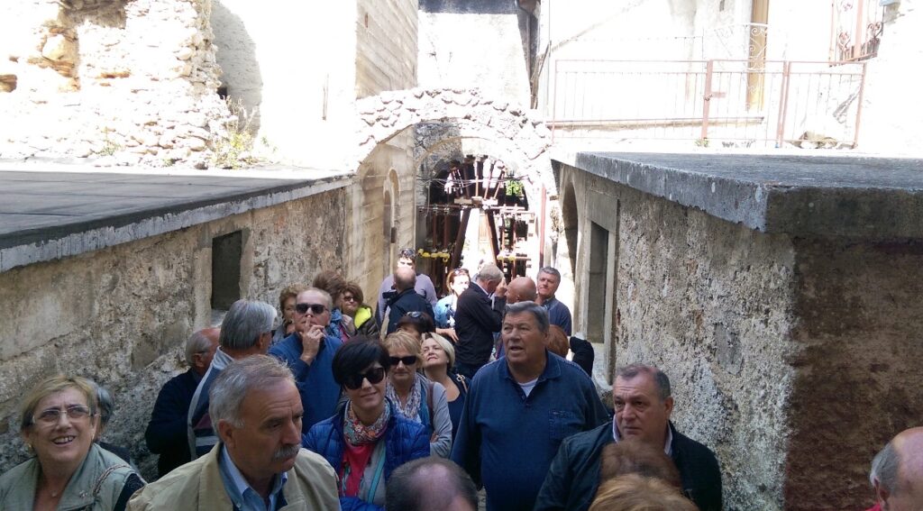 La delegazione fanese in visita a Castelvecchio Calvisio