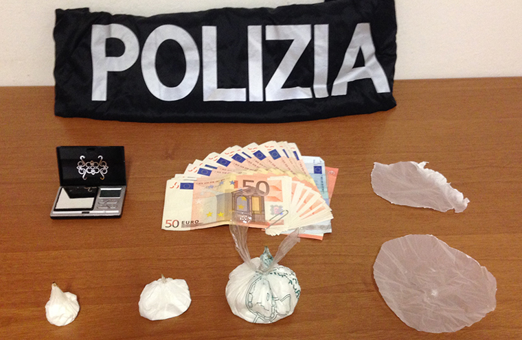 La droga e il contante trovati nella casa dei due albanesi
