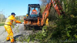 Operai al lavoro per la realizzazione della pista ciclabile Fano - Fenile