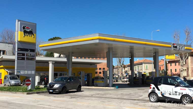 Il distributore di benzina Agip di Fano