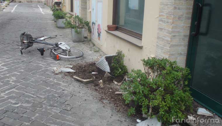 La bici travolta in via San Paterniano, nel centro storico di Fano