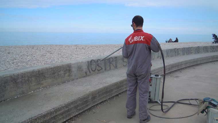 Volontario dell'associazione Regresso Arti mentre pulisce l'anfiteatro Rastatt alla Sassonia di Fano