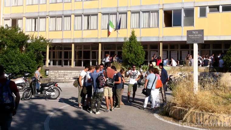 Studenti davanti a un istituto scolastico di Fano