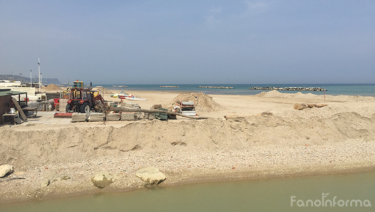 Un tratto del lungomare di Fano che necessita di lavori di manutenzione