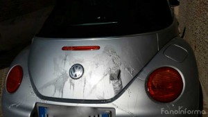 Il Maggiolone Volkswagen grigio di Daniela Renzi danneggiato con l'acido a Fano in via della Mandria