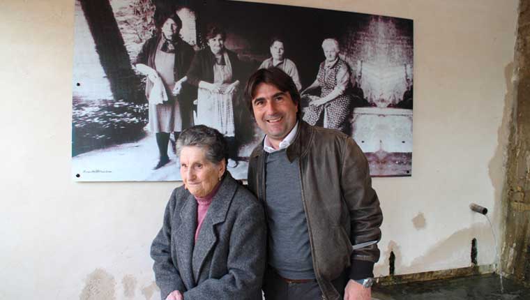 Livia Zampa, 94 anni, di Santa Maria dell'Arzilla con l'assessore Biancani del Comune di Pesaro