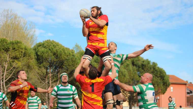 il giocatore del Pesaro Rugby Sanchioni in touche