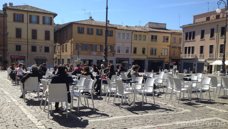 Tavoli e sedie in piazza XX Settembre