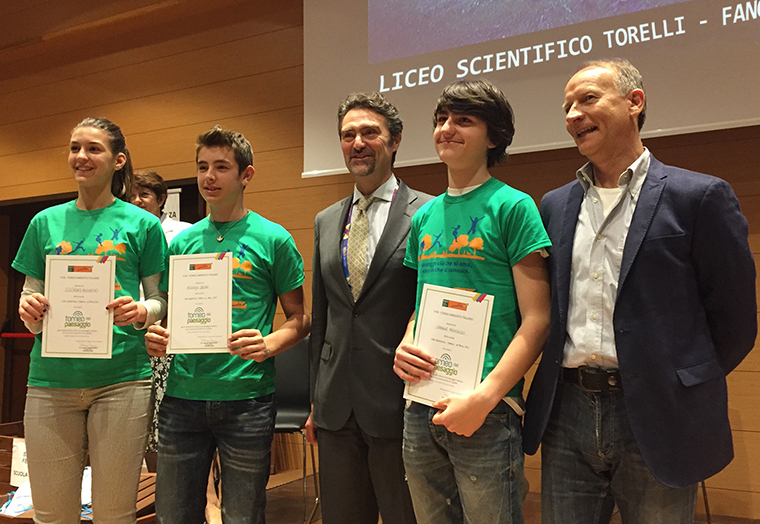 I tre studenti vincitori con il prof. Sergenti ed il presidente del FAI - responsabile di Expo