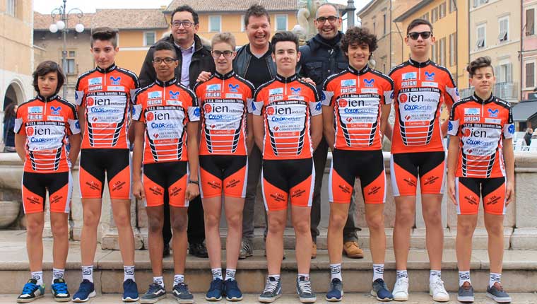 Gli allievi della società sportiva dilettantistica di ciclismo Alma Juventus Fano