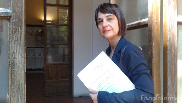 Paola Giovanelli, ideatrice della raccolta firme contro lo spostamento degli eventi dalla Corte Malatestiana protocolla petizione in Comune