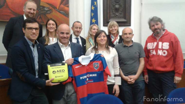 La donazione del defibrillatore al Fano Rugby