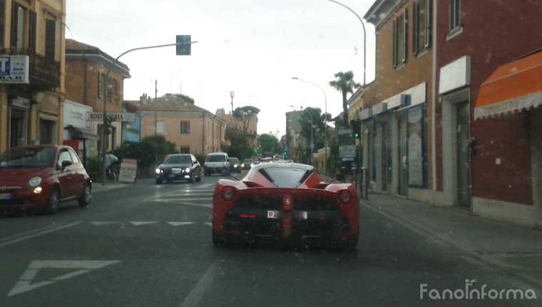 Una delle Ferrari che stamattina ha sfilato lungo la statale Adriatica a Fano