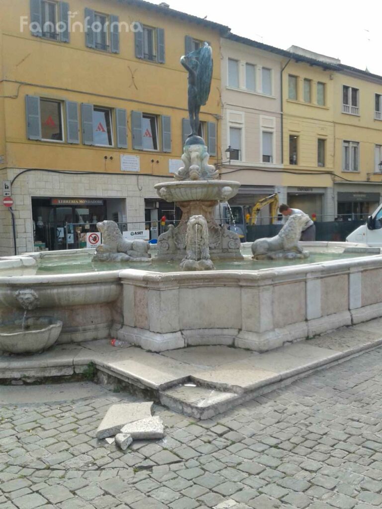 Il pezzo di basamento rotto della Fontana della Fortuna di piazza XX Settembre a Fano