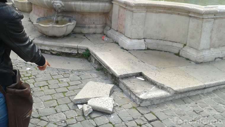 Il pezzo rotto della fontana di piazza XX Settembre a Fano