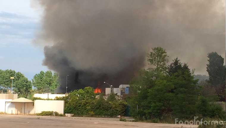 A fuoco "La Folie", l'ex Miù J'adore, storica discoteca di Marotta. L'incendio è divampato intorno alle 17.45. Sul posto vigili del fuoco di Fano, Pesaro, Ancona