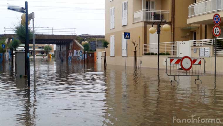 Il sottopasso del Lido, in viale Carducci a Fano, allagato