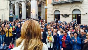 la piazza di Pergola durante il comizio di Giorgia Meloni