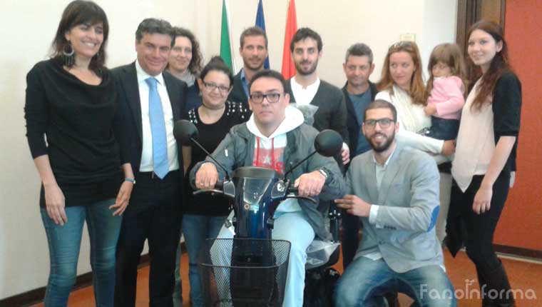 Roberto Lacoppola insieme al sindaco di Fano Seri e ai cittadini che hanno organizzato la raccolta fondi