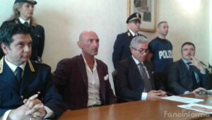 La conferenza della Questura di Pesaro e Urbino sull'arresto di Ulian Hasa, albanese 40enne condannato in primo grado a 8 anni di reclusione per reati di prostituzione minorile, violenza sessuale ai danni di minorenni, anche di età inferiore ai 14 anni, corruzione di minorenni e violenza privata. L'uomo è ritenuto responsabile di abusi su 8 ragazzi di età compresa tra i 13 e i 16 anni di Fano.