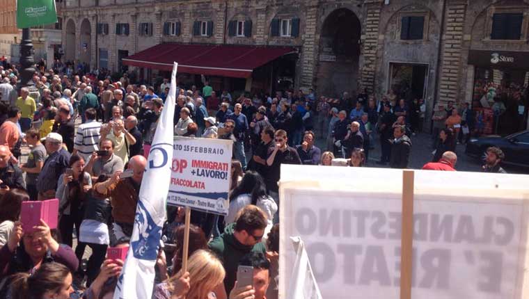 La foto postata da Salvini sul suo profilo Facebook riporta la didascalia: "Non potevano mancare 30 'lanciatori rossi', che hanno colpito con oggetti alcuni anziani presenti in piazza... Centri a-sociali? Ruspa".