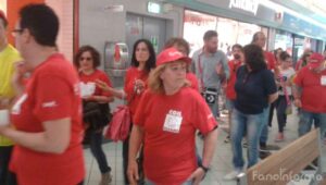 Il corteo dei dipendenti Auchan all'interno del supermercato di Fano