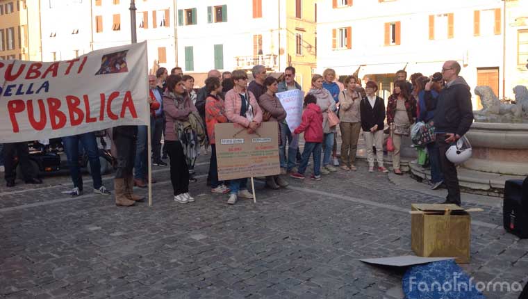 La protesta in piazza XX Settembre a Fano di insegnanti, genitori e alunni contro "La buona scuola"