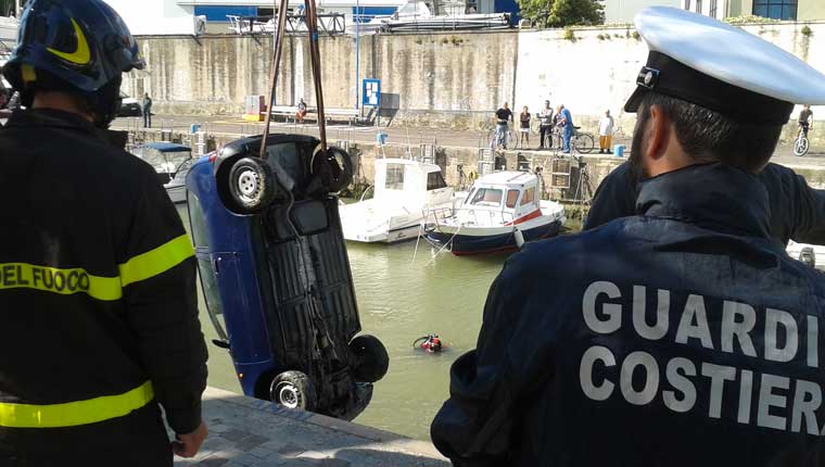 Il recupero del mezzo finito nel Tavollo al porto di Gabicce Mare