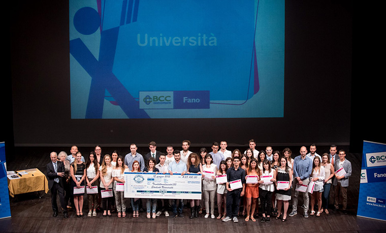 Il gruppo di universitari che ha ricevuto la borsa di studio