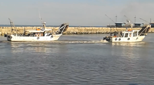 Le due barche incagliate nel porto di Fano
