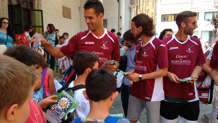 i giocatori granata all'uscita della Luigi Rossi di Fano