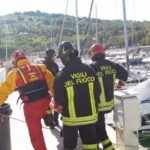 L'esercitazione antincendio e antinquinamento delle forze dell'ordine al porticciolo turistico di Vallugola di Pesaro