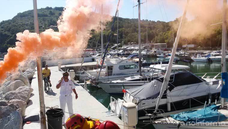 L'esercitazione antincendio e antinquinamento delle forze dell'ordine al porticciolo turistico di Vallugola di Pesaro