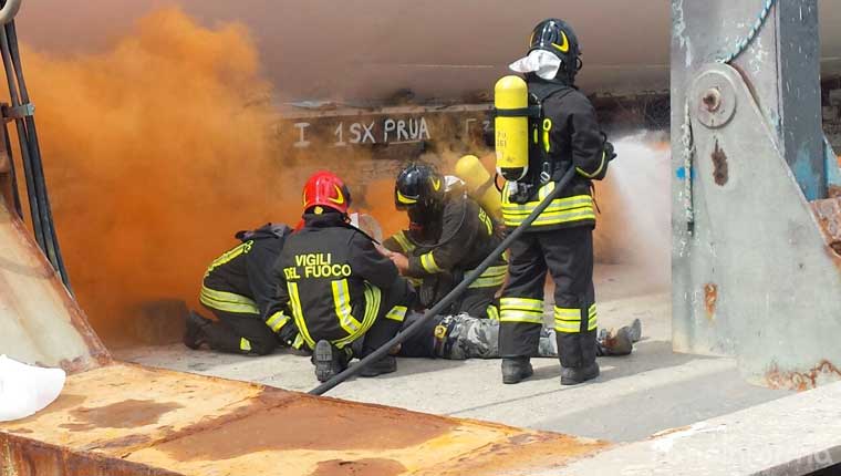 Esercitazione della guardia costiera e dei vigili del fuoco al porto di Fano