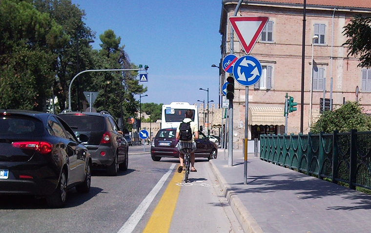 Pista ciclabile a Fano (fonte immagine: http://forbicifano.blogspot.it/)