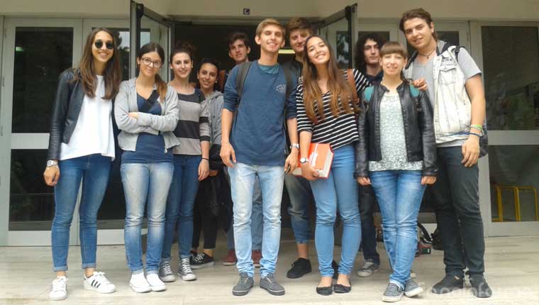 Foto di gruppo dei maturandi davanti al liceo classico Nolfi di Fano