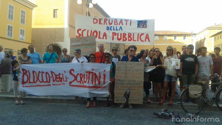 La protesta degli insegnanti a Fano contro il ddl "La buona scuola"
