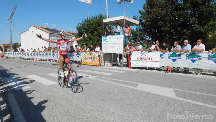 L'arrivo di Matteo Carboni, dell'Alma Juventus Fano di ciclismo