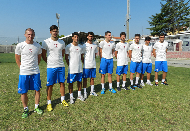 Il gruppo dei nuovi giocatori insieme ai ragazzi della Juniores dell'Alma