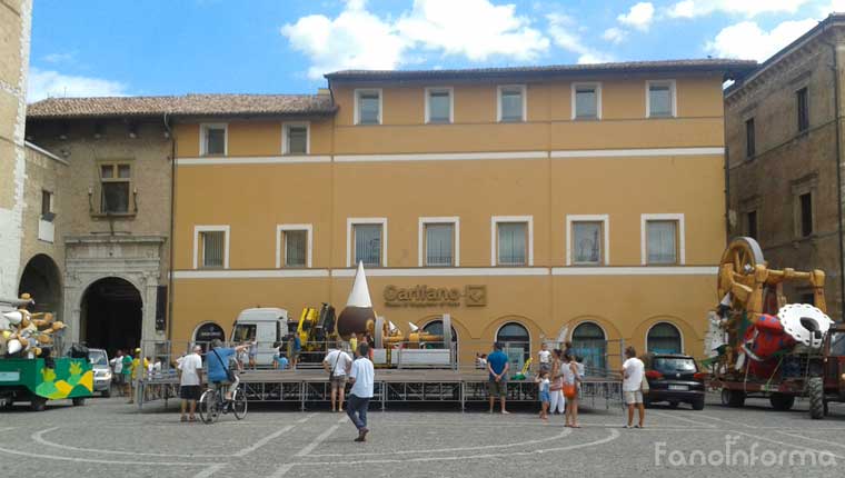 l'arrivo del carro "El Bugiardon" in piazza XX Settembre a Fano per la Festa per i Mille tesserati all'Ente Carnevalesca