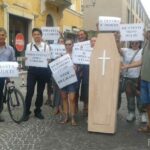 L'inizio del corteo "funebre" di protesta dei commercianti di Fano, davanti a porta Giulia