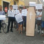 L'inizio del corteo "funebre" di protesta dei commercianti di Fano, davanti a porta Giulia