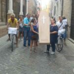 Il corteo dei commercianti di Fano arriva in via San Francesco
