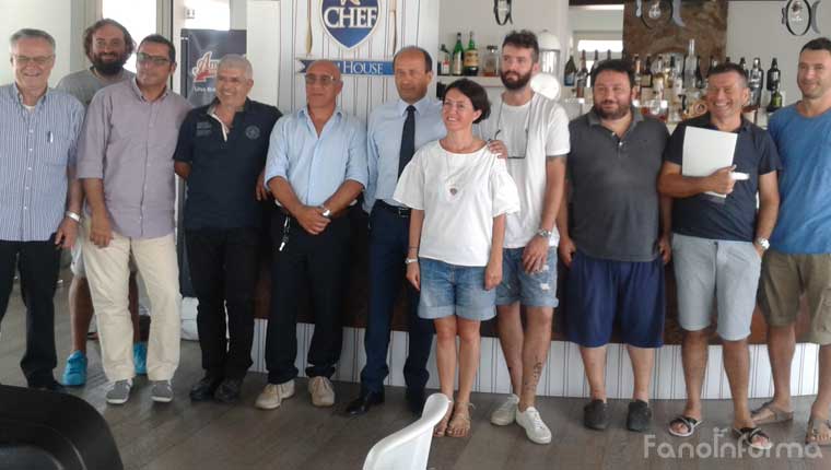 I titolari di locali e ristoranti insieme ai rappresentanti della Confcommercio di Fano e provincia di Pesaro e Urbino