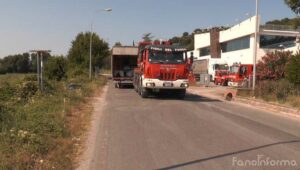 I vigili del fuoco per circa un’ora hanno lavorato per estrarre con una gru il camion dal fossato