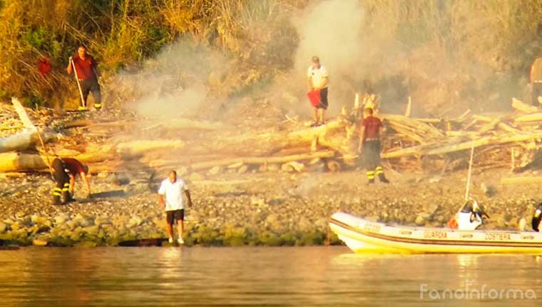 L'incendio nella spiaggia di Pesaro