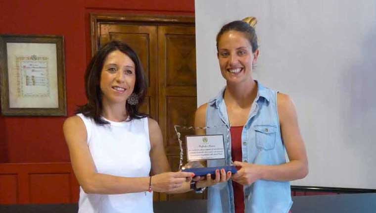 Raffaella Manieri premiata dall'assessore di Pesaro Della Dora