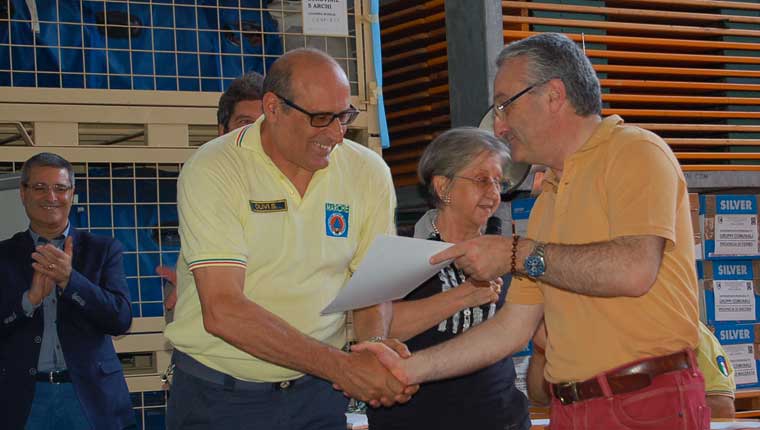 il passaggio simbolico del passaggio delle consegne fra Roberto Natali di Macerata e Olivi Saverio di Fano