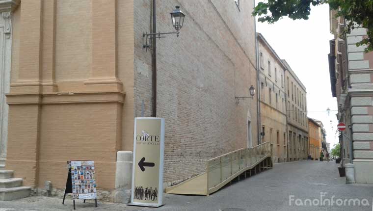 La pedana ricollocata a fianco della chiesa di Sant'Arcangelo, in corso Matteotti a Fano