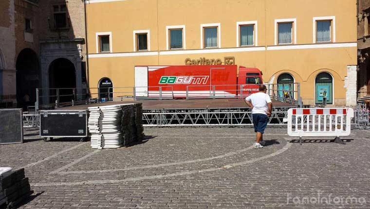 Un mezzo dell'Orchestra Bagutti in piazza XX Settembre a Fano